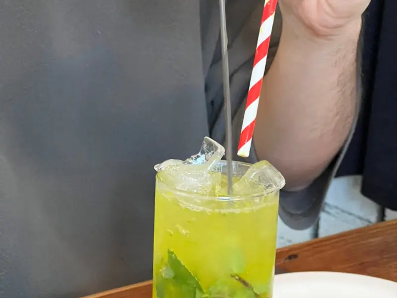 싱그러운 허브잎이 곁들여진 청귤 레모네이드