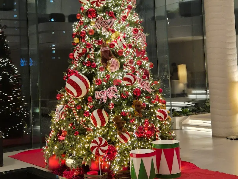 빨간 리본과 장식으로 꾸며진 크리스마스 트리