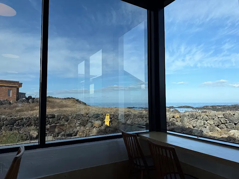 카페 내부에서 보이는 바다 풍경