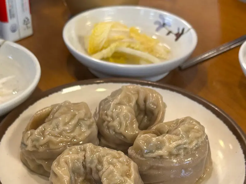 먹음직스러운 메밀 왕만두