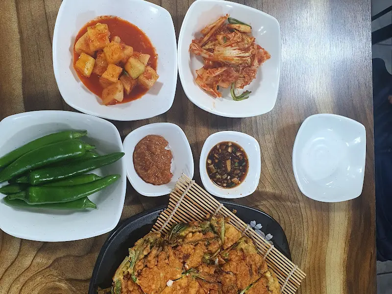 정갈하게 담겨 나온 반찬들