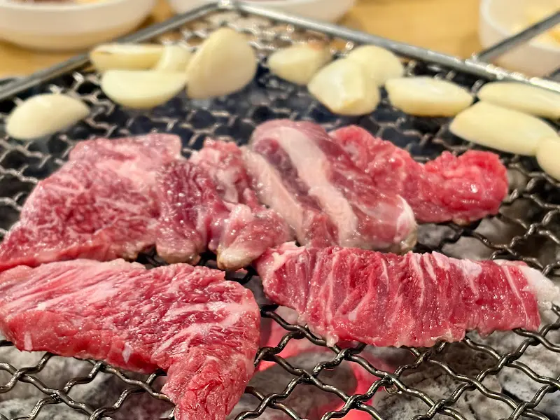 숯불 위에서 익어가는 한우 갈비살