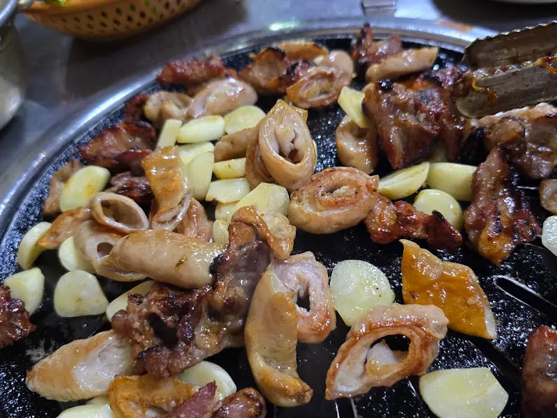 뽈살, 막창, 마늘이 함께 구워지는 모습