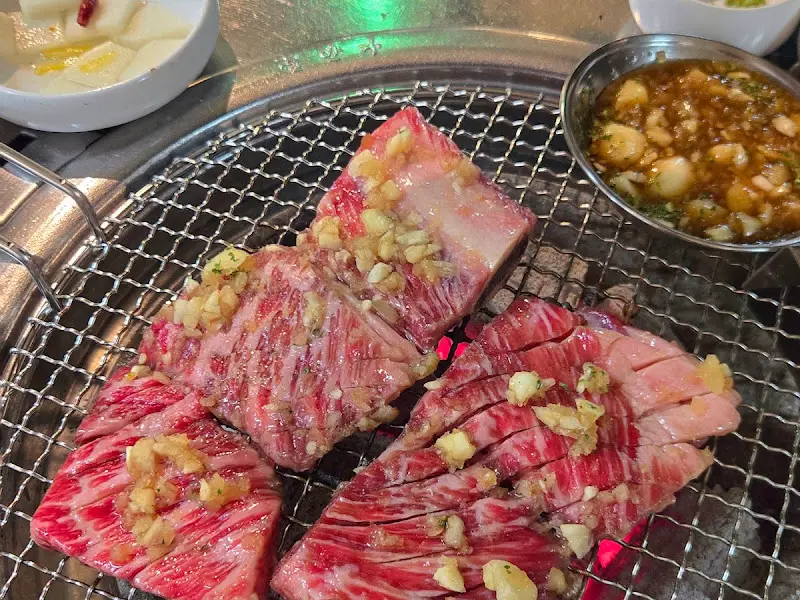 숯불 위에서 노릇노릇하게 익어가는 마늘 소갈비