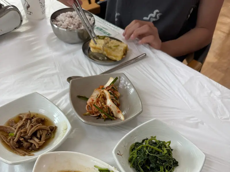 정갈하게 차려진 반찬과 밥