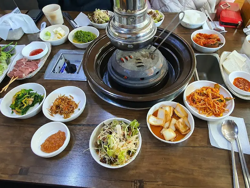 푸짐하게 차려진 테이블과 숯불 화로