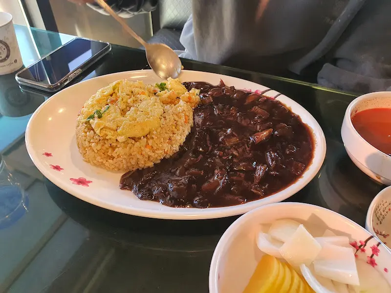 짜장 소스에 푹 잠긴 쟁반짜장의 면발