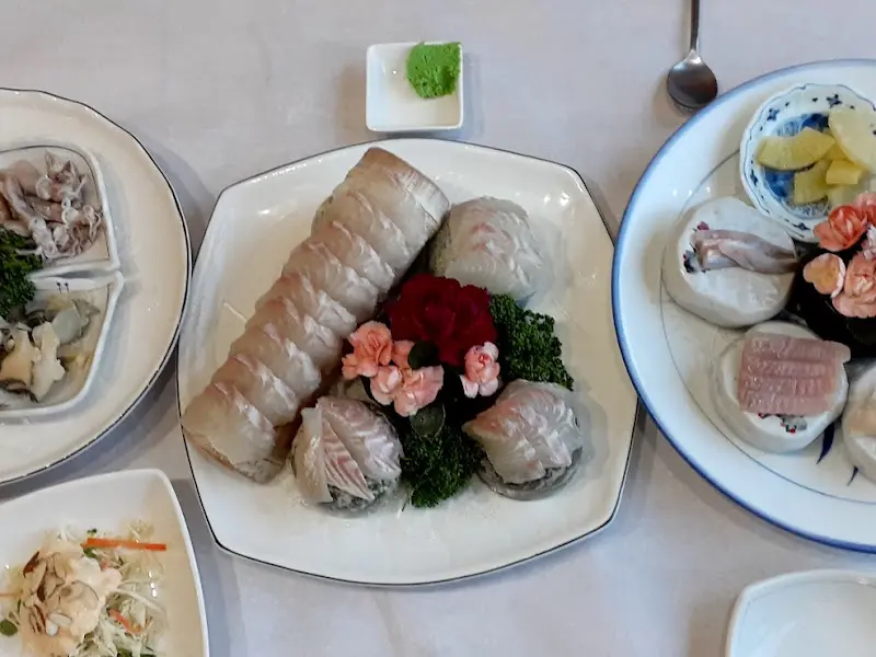 정갈하게 담겨 나온 회