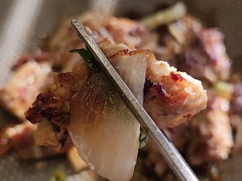 젓가락으로 갈비찜을 들어올리는 모습