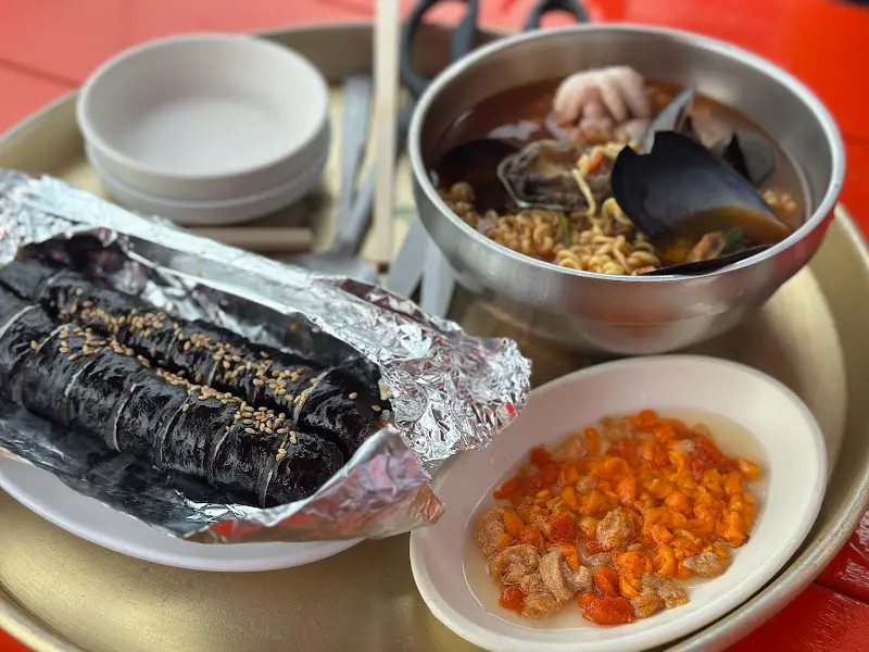 영도 해녀촌의 대표 메뉴, 성게알 김밥과 해물라면