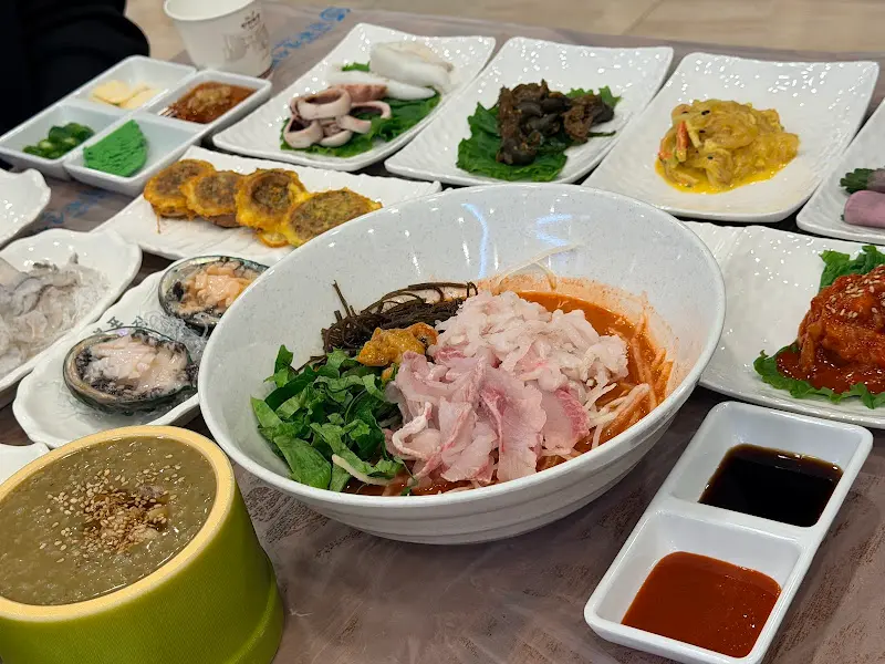 봉포머구리집의 푸짐한 한 상 차림