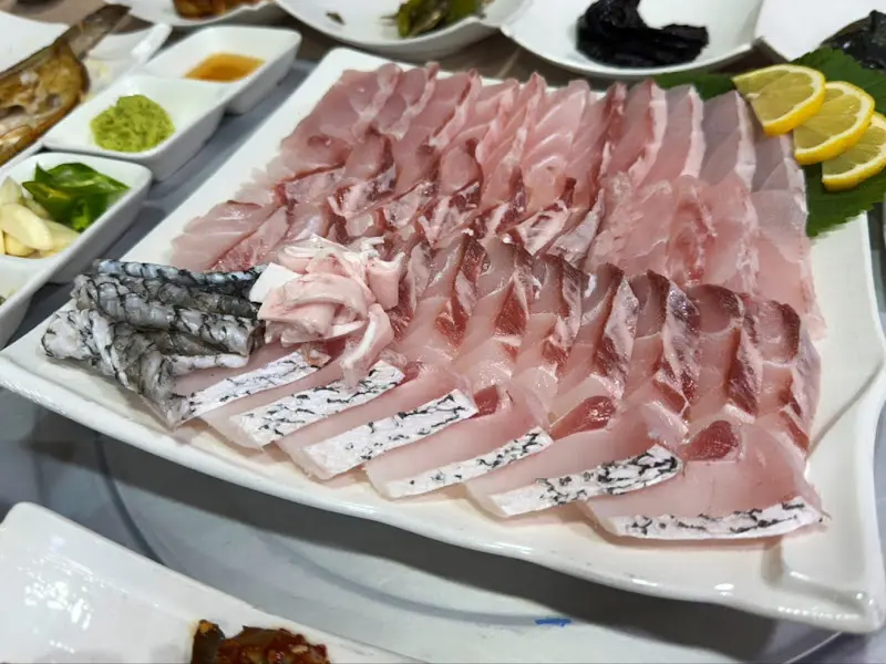 싱싱함이 느껴지는 민어회