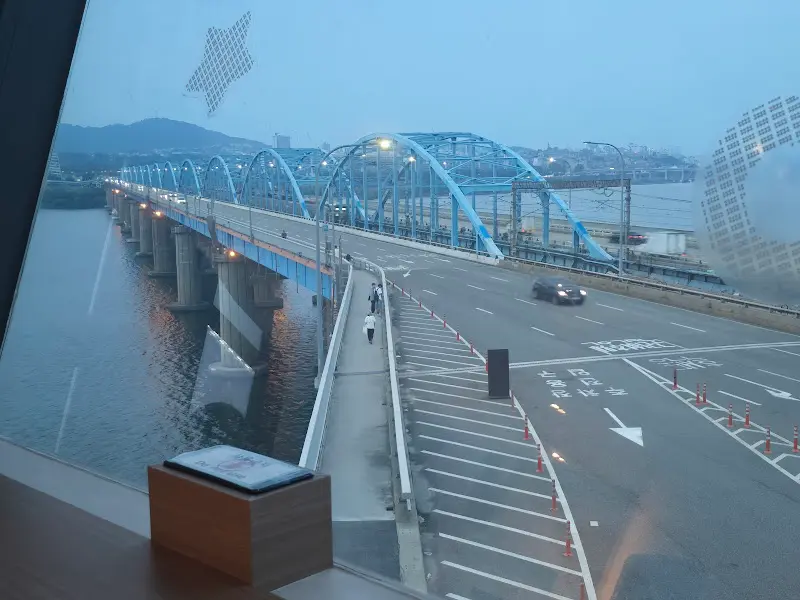 카페 창밖으로 보이는 동작대교