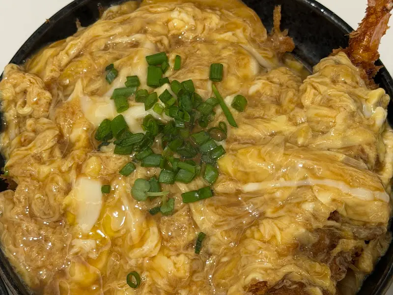 테이블 위에 놓인 음식 전체 샷