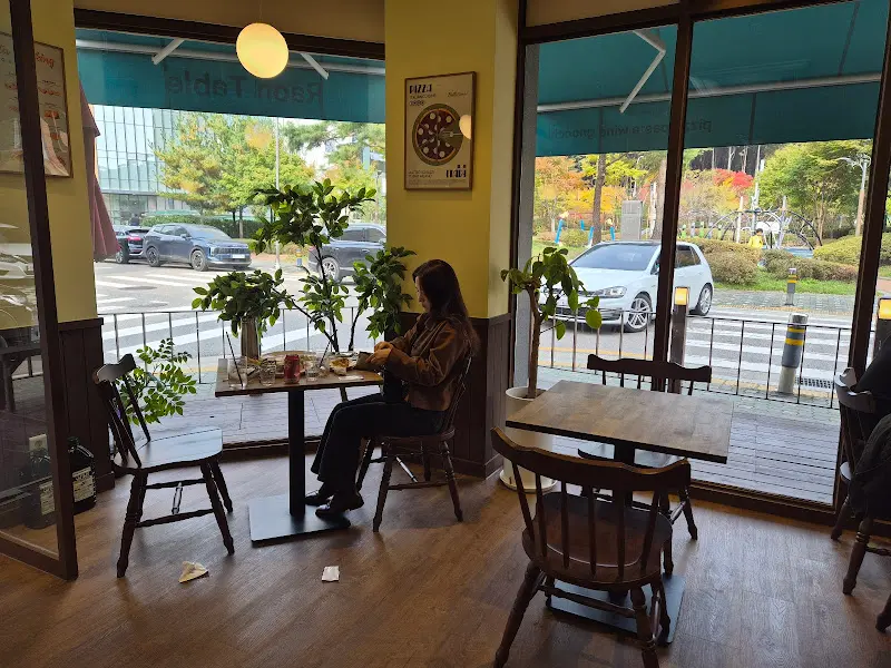 테이블과 의자가 놓여 있는 라온식탁 동편마을점 내부