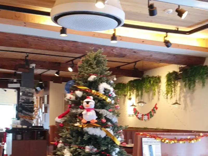 크리스마스 분위기가 물씬 풍기는 루이스타운 내부