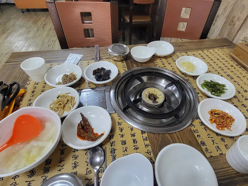 깔끔하게 정리된 테이블 세팅