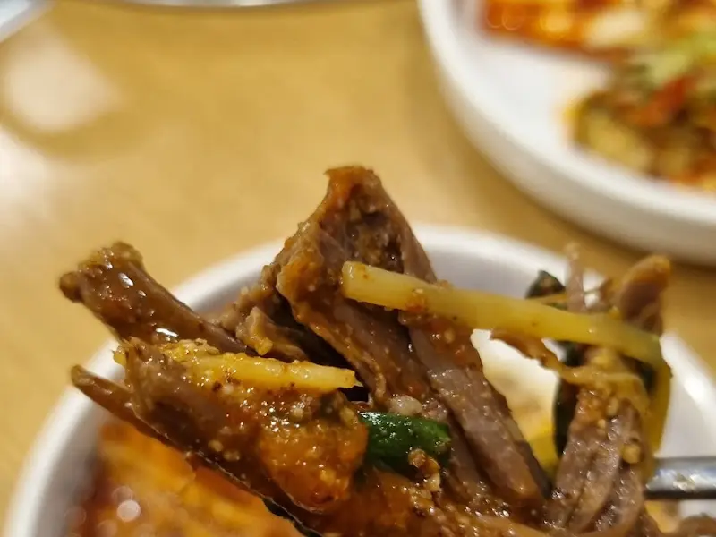 흑염소 갈비를 젓가락으로 집어 올린 모습