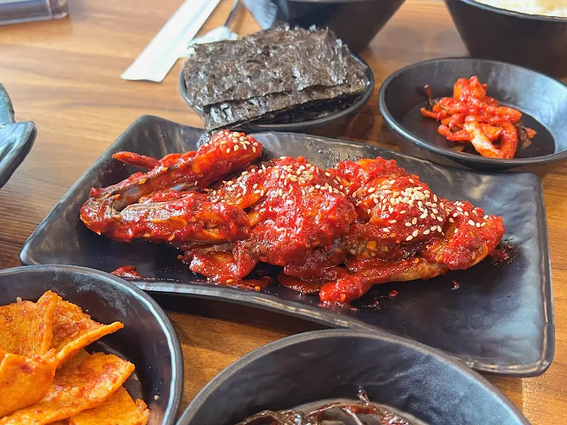 붉은 양념게장 위에 깨가 듬뿍 뿌려져 있는 모습