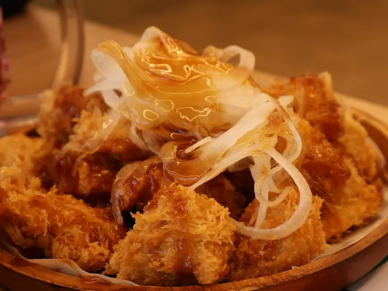 윤기가 흐르는 수제 돈탕의 모습