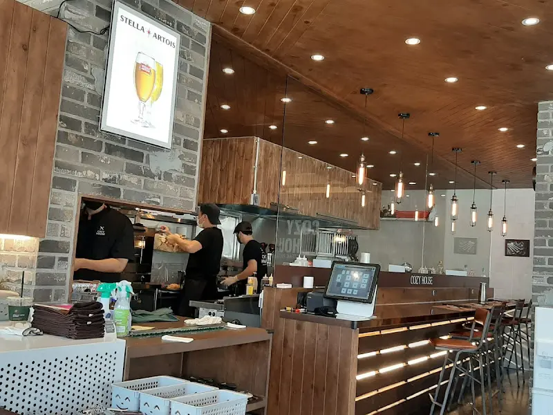 Cozy House의 오픈 주방 모습