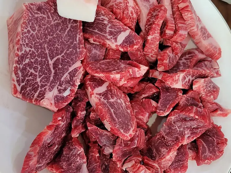 마블링이 환상적인 한우 꽃등심과 갈비살