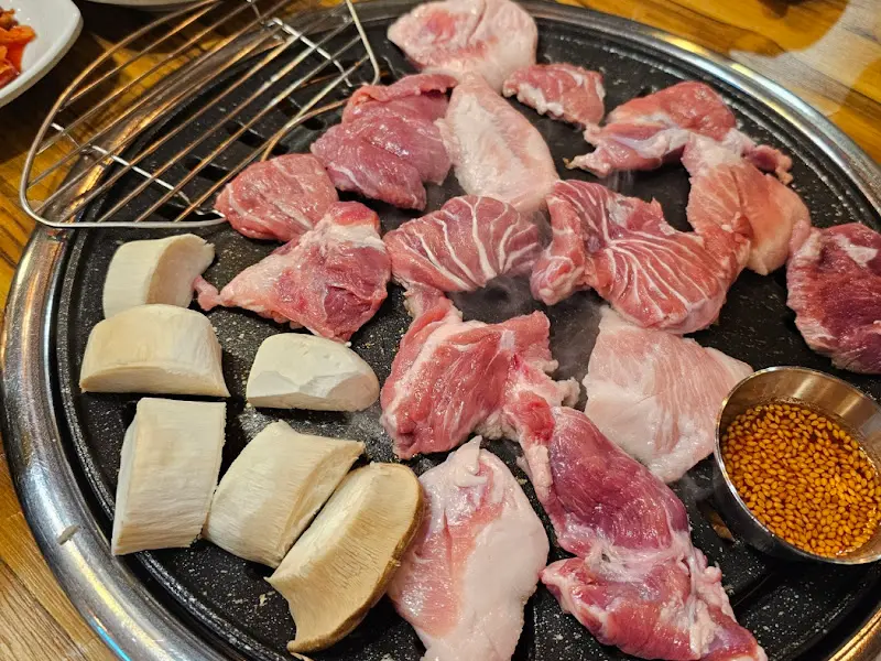 뒷고기와 버섯이 함께 구워지는 모습