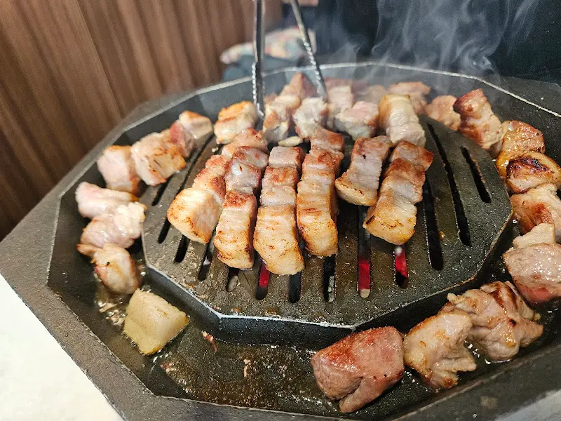 숯불 위에서 익어가는 고기