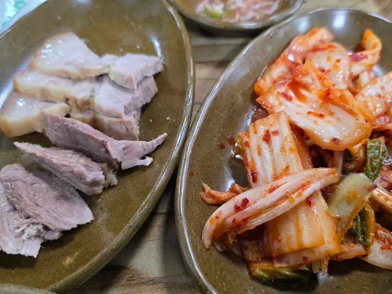 윤기가 흐르는 수육과 매콤한 김치