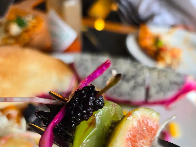 알록달록한 색감의 과일 샐러드