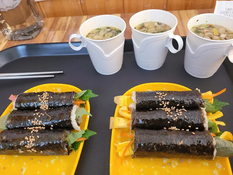 노란 접시에 담겨 나온 꼬마뚱김밥