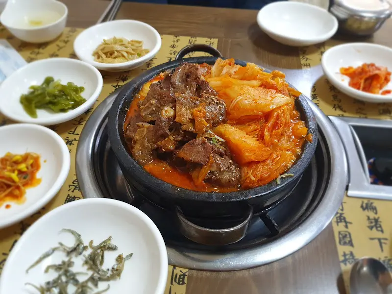 밑반찬과 돼지갈비 김치찜이 함께 차려진 식탁