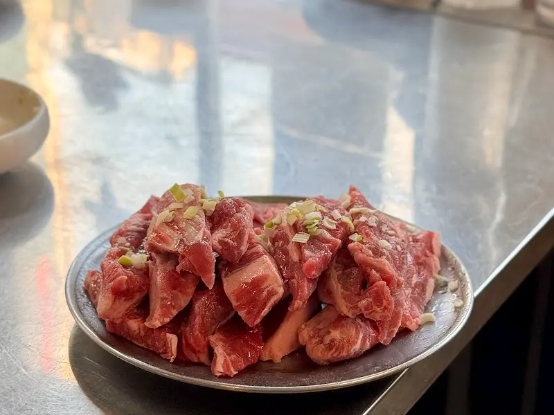 접시에 담긴 탱막살