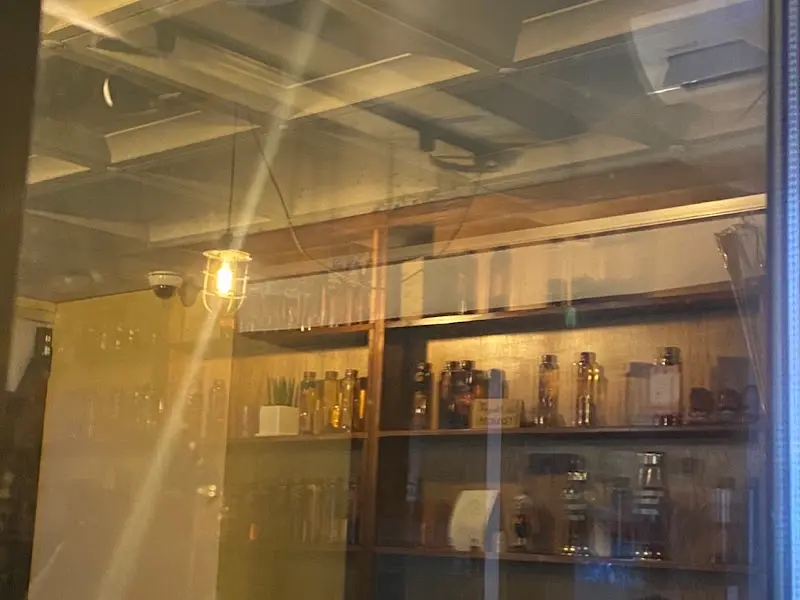 술병이 진열된 가게 내부