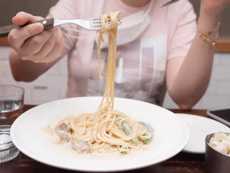 파스타를 먹는 모습