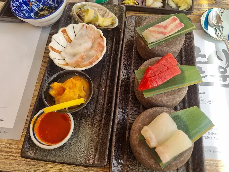 해산물과 스시가 놓인 테이블의 윗 모습