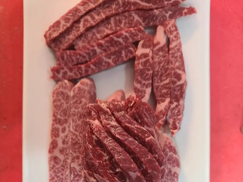 다양한 부위의 신선한 고기가 담긴 접시