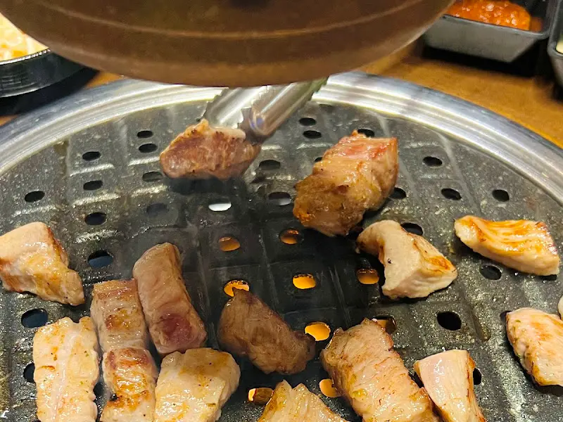 불판 위에서 구워지고 있는 고기