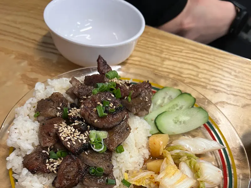 직화 쌀국수와 숯불 돼지고기 덮밥