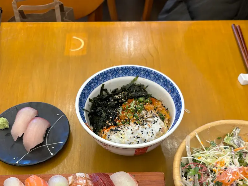 스시나루 사케동