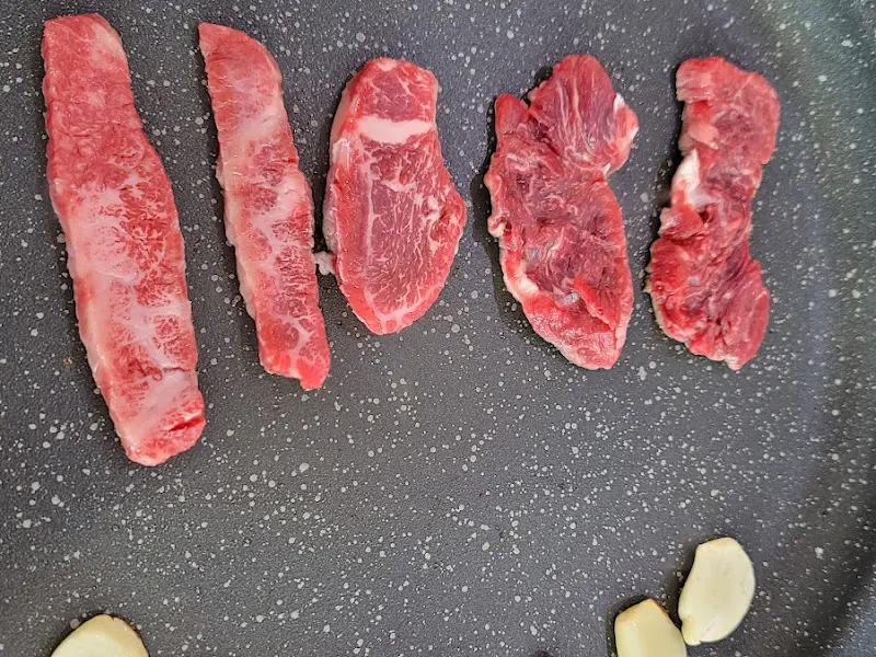 돌판 위에 나란히 구워지는 채끝살