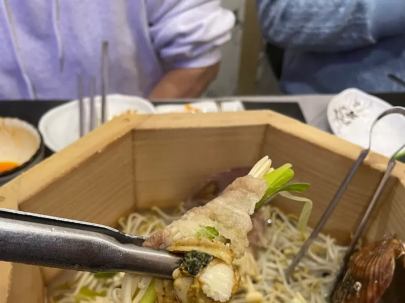 나무 상자에 담겨 나오는 요리