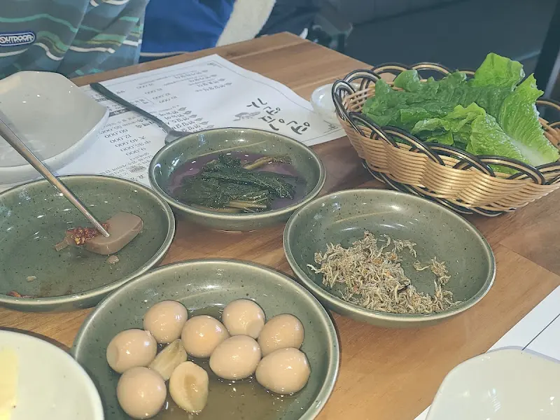 다양한 종류의 반찬들이 가지런히 놓여있는 모습