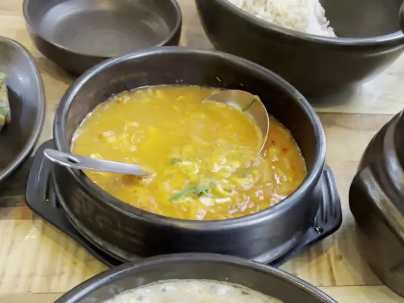 뚝배기에 담겨져 나온 따끈한 청국장