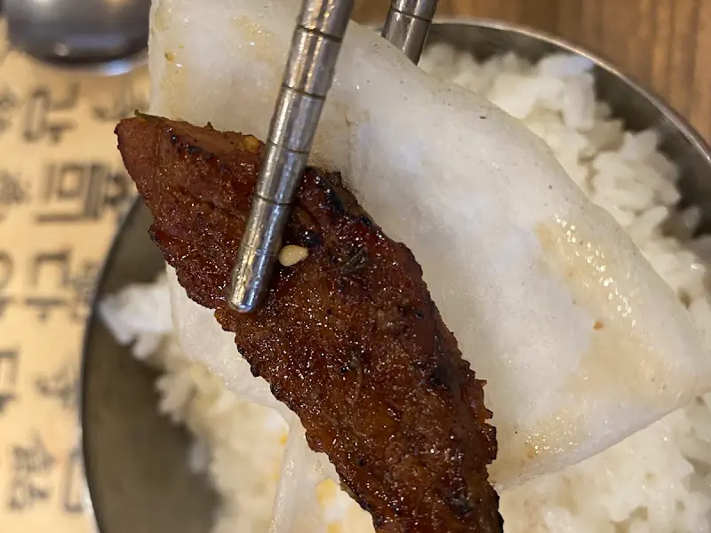 밥 위에 석갈비 한 점
