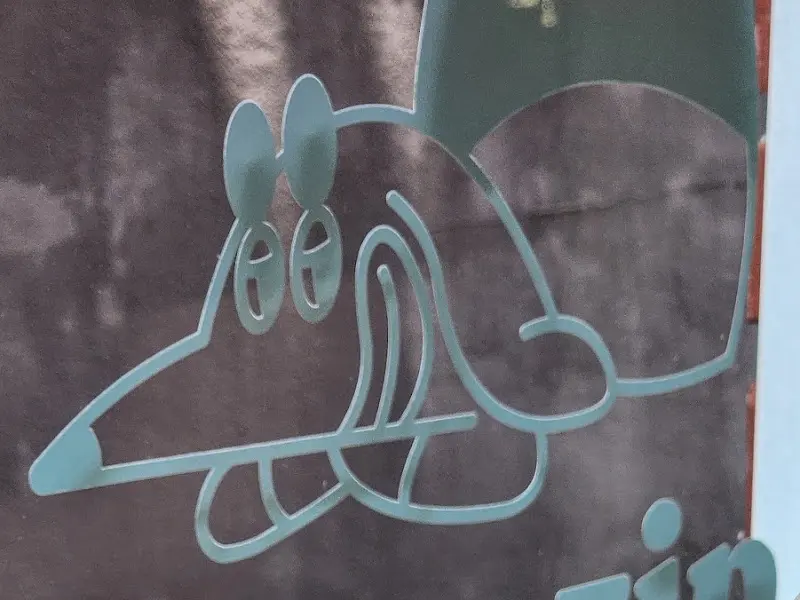 귀여운 강아지 캐릭터가 그려진 타코집 간판