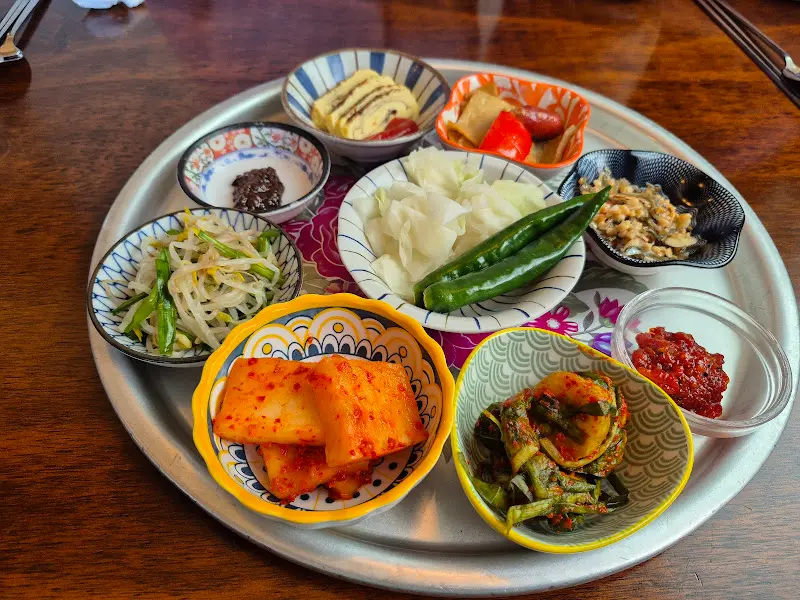 정갈하게 차려진 밑반찬