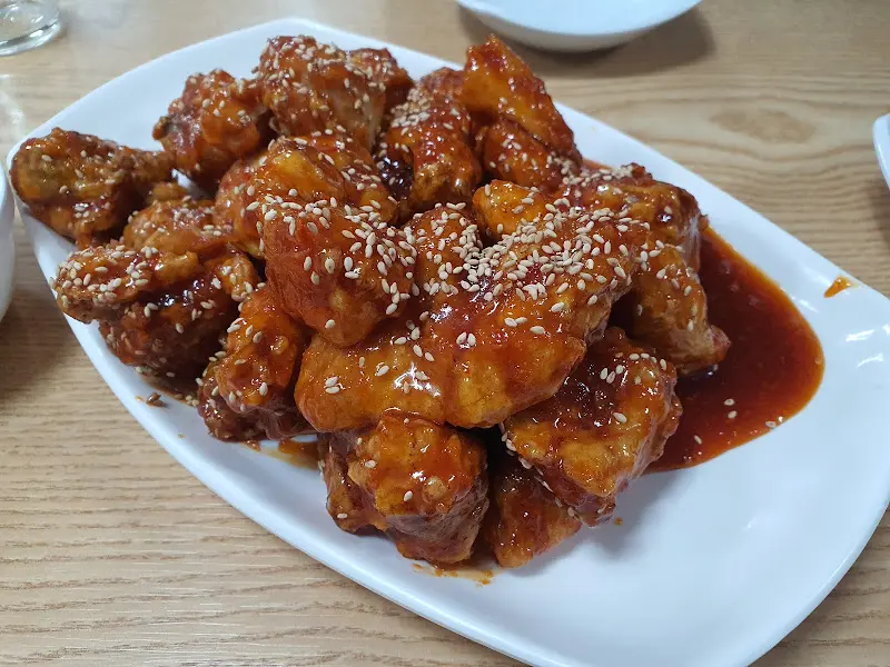 윤기가 흐르는 양념치킨