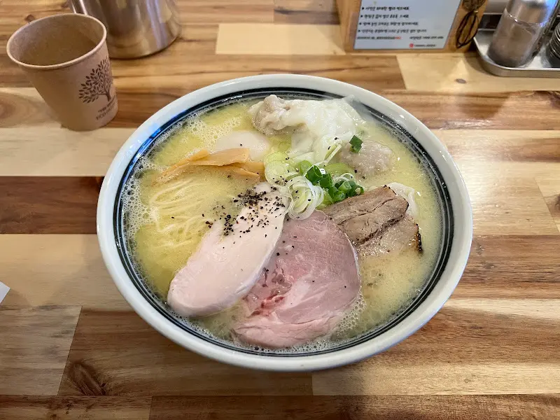 시오 라멘의 모습. 맑은 국물이 인상적이다.