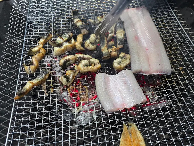 숯불 위에서 익어가는 장어